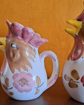 Brocche a forma di gallo decorate a mano