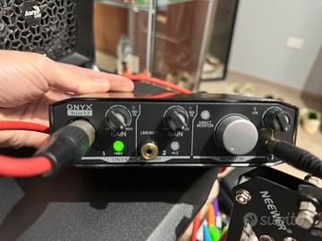 Scheda audio e microfono a condensatore