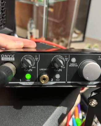 Scheda audio e microfono a condensatore