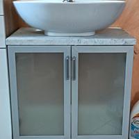 Mobile bagno con lavabo e rubinetto