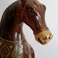 Cavallo ligneo antico finemente decorato