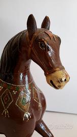 Cavallo ligneo antico finemente decorato