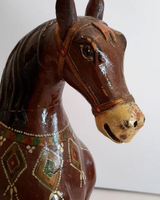 Cavallo ligneo antico finemente decorato