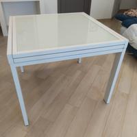 Tavolo bianco allungabile in metallo e vetro