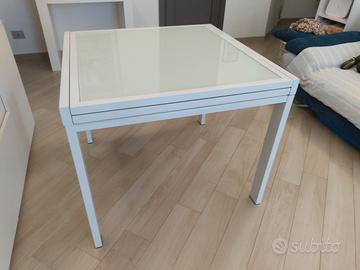 Tavolo bianco allungabile in metallo e vetro