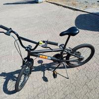 Bicicletta BMX.