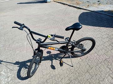 Bicicletta BMX.