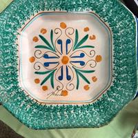 piatto in ceramica decorata a mano