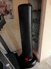 sacco da boxe a terra