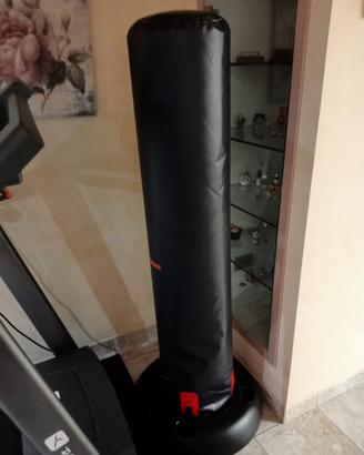 sacco da boxe a terra
