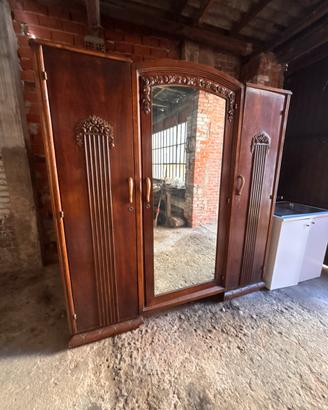 Mobili d’epoca in legno massiccio