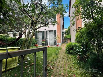 VILLA A SCHIERA D'ANGOLO A PESCHIERA BORROMEO