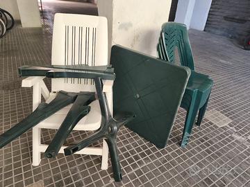 tavolo quattro sedie e sdraio in resina 
