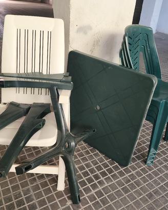 tavolo quattro sedie e sdraio in resina 