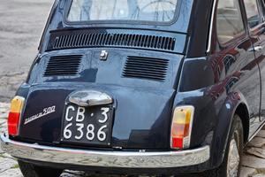 Fiat 500 d'epoca in discrete condizioni