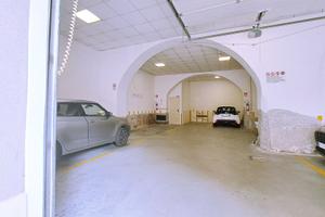 Posto auto in autorimessa, Largo Barriera