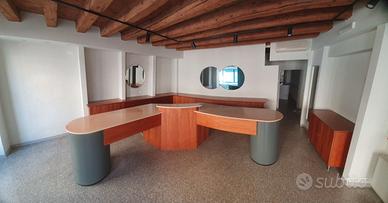 ARREDAMENTO PER OTTICA O ALTRO
