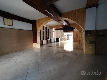 Locale commerciale con giardino