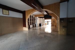 Locale commerciale con giardino