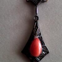 Pendentif anni 40 con corallo