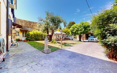 Villa bi-famigliare ristrutturata