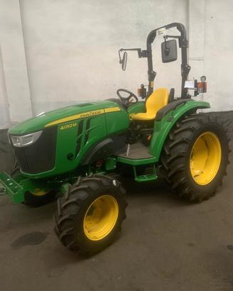 Trattore nuovo marca JOHN DEERE modello 4052M 4WD