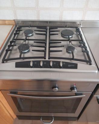 Cucina a gas 4 fuochi con forno elettrico (NEFF)