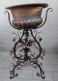Treppiede in ferro con vaso in rame