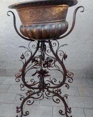 Treppiede in ferro con vaso in rame