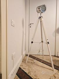 Lampada da terra treppiedi 