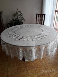 Tovaglia lavorata a uncinetto
