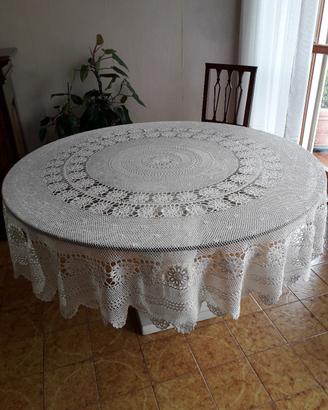 Tovaglia lavorata a uncinetto