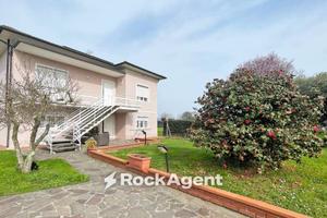 Villa di 258 m² con più di 5 locali e box auto dop