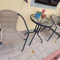 tavolo da giardino e due sedie