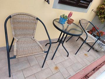tavolo da giardino e due sedie