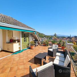 Luminoso attico con terrazza panoramica da sogno