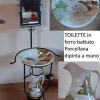 Toilette in ferro battuto con set in ceramica