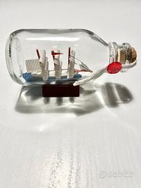 veliero in miniatura in bottiglia