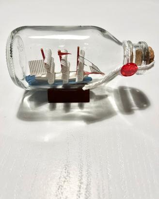 veliero in miniatura in bottiglia