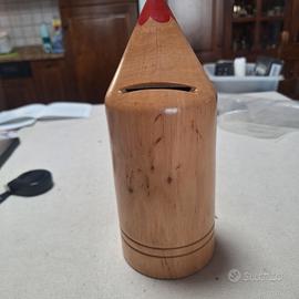 Salvadanaio a forma di matitone in legno