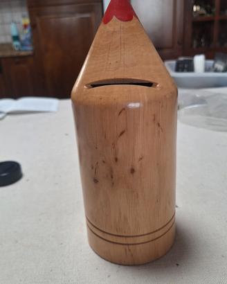 Salvadanaio a forma di matitone in legno