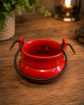 vaso rosso in ceramica con manico in ferro vintage