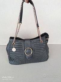 Borsa a tracolla Dudlin nera con dettagli oro