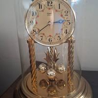 Orologio dentro cupola di vetro