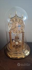 Orologio dentro cupola di vetro
