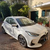 toyota yaris full hybrid bianca