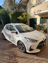 toyota yaris full hybrid bianca