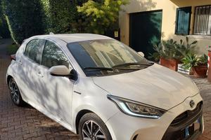 toyota yaris full hybrid bianca