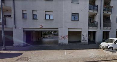 Box / Garage di 13 m² a Milano