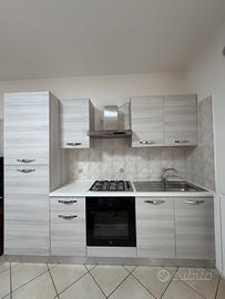 Cucina completa con elettrodomestici